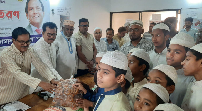 জামালপুরে আওয়ামী লীগের উদ্যোগে ইফতার সামগ্রী বিতরণ