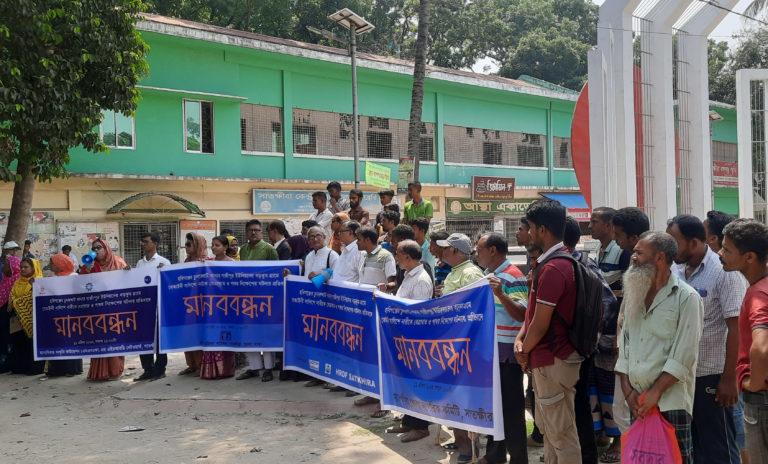 হবিগঞ্জে নারীকে বেত্রাঘাত-পাথর নিক্ষেপে সাতক্ষীরায় মানববন্ধন