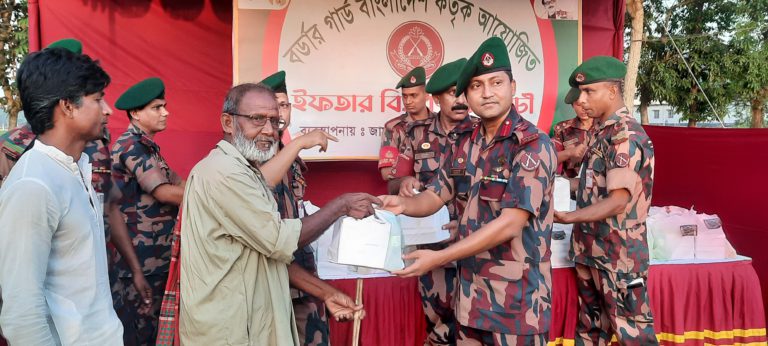 জামালপুরে দুস্থদের মাঝে বিজিবির ইফতার বিতরণ