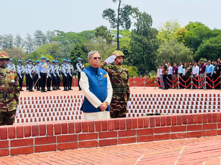 কেন্দ্রীয় শহীদ মিনারে রাষ্ট্রপতির শ্রদ্ধা