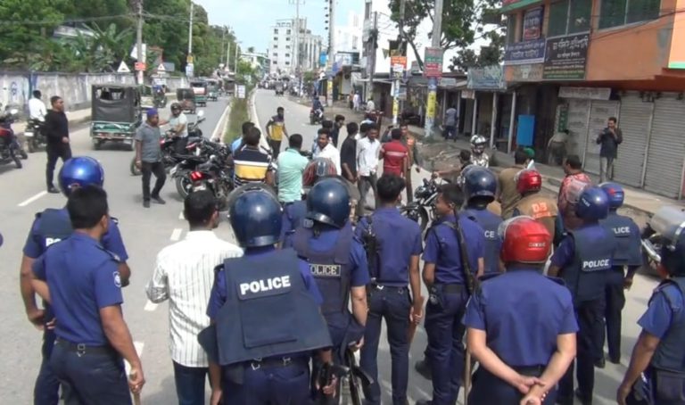 নাটোরে ১০ দফা দাবি অবস্থান কর্মসূচিতে আওয়ামী লীগ কর্মীদের হামলা