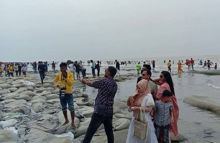 ঈদের তৃতীয় দিনে পর্যটকে পরিপূর্ণ কুয়াকাটা
