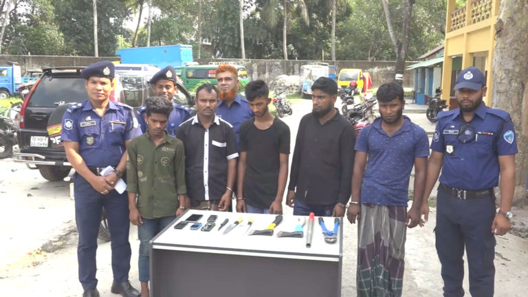 কুমিল্লায় দেশীয় অস্ত্রসহ ৮ ডাকাত গ্রেফতার