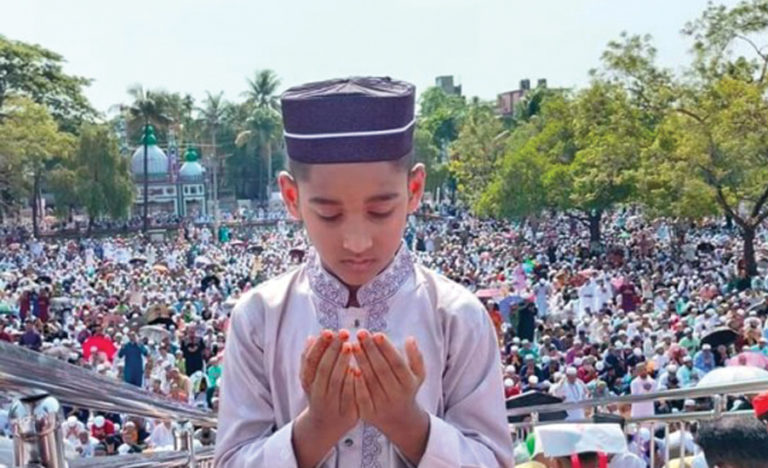 সিলেটে রোদ ঝলমলে সকালে ঈদের জামাত