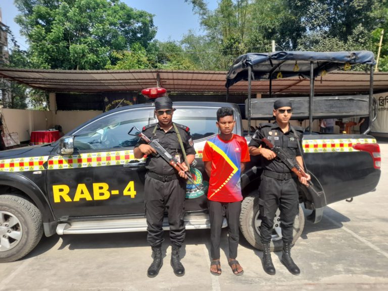 মানিকগঞ্জে শিক্ষককে কুপিয়ে হত্যাচেষ্টায় মূল আসামি গ্রেফতার
