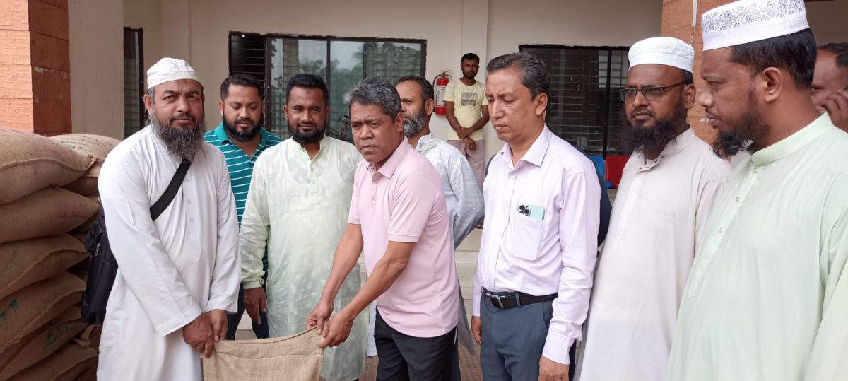 নোয়াখালী পৌর এলাকার ইমাম-মুয়াজ্জিন-শিক্ষকরা পেলেন মেয়রের ঈদ সালামি