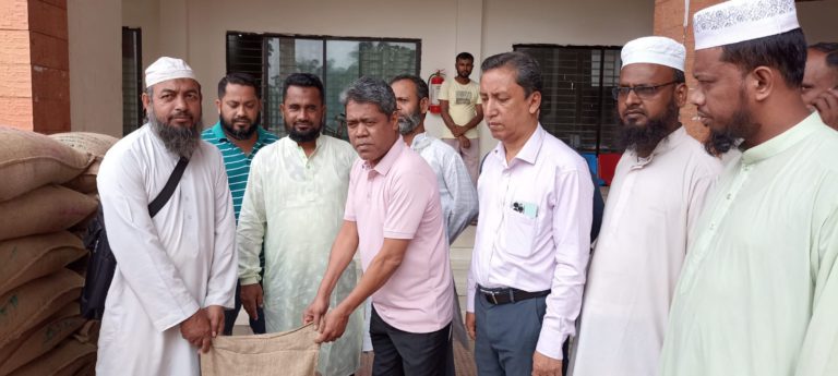 নোয়াখালী পৌর এলাকার ইমাম-মুয়াজ্জিন-শিক্ষকরা পেলেন মেয়রের ঈদ সালামি