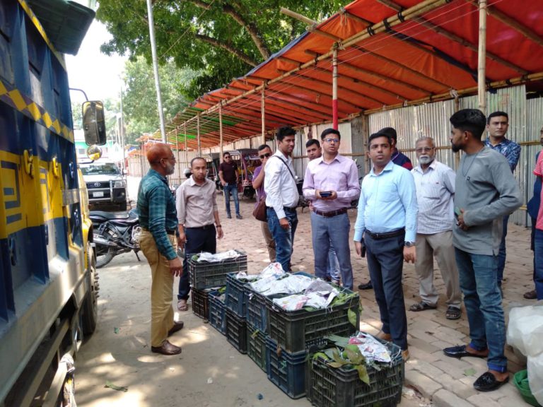 সাতক্ষীরায় চার হাজার কেজি আম ধ্বংস করলো ভ্রাম্যমাণ আদালত