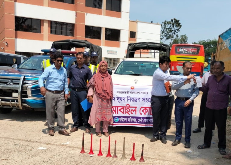 ফেনীতে শব্দ সচেতনতা দিবস উপলক্ষে যানবাহনে ভ্রাম্যমান আদালত