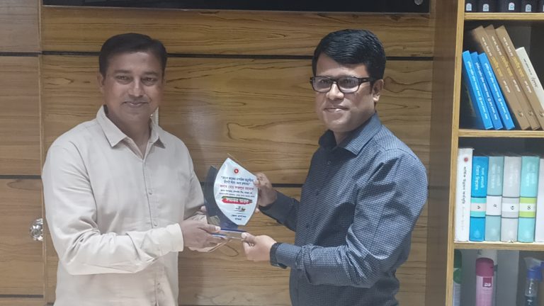 করোনা কালীন সেবা দিয়ে স্বীকৃতি সম্মাননা পেল হটলাইন টিম