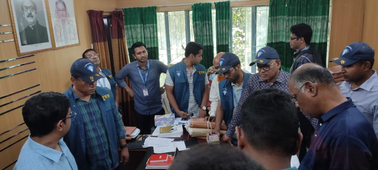 ঘুষের ১০ লক্ষ টাকাসহ রাজশাহী উপ-কর পরিদর্শক গ্রেপ্তার