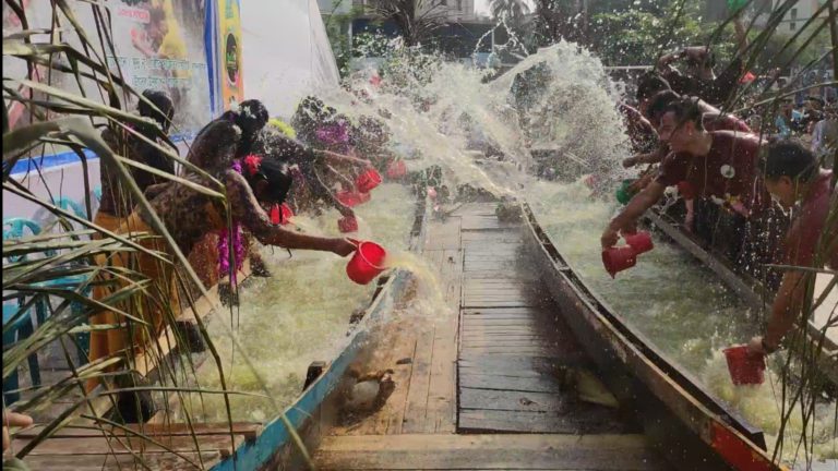 বান্দরবানে জলকেলিতে মাতোয়ারা মারমা তরুণ-তরুণীরা