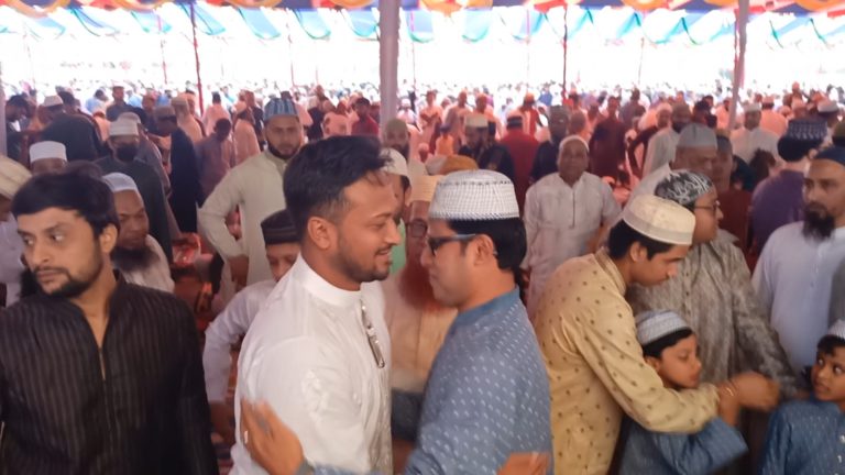 মাগুরায় সাকিবের ঈদের নামাজ আদায়