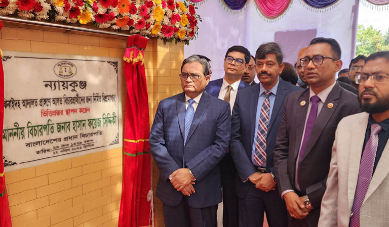 আদালত প্রাঙ্গনে ন্যায়কুঞ্জ বিশ্রামাগার ভিত্তিপ্রস্তর স্থাপন
