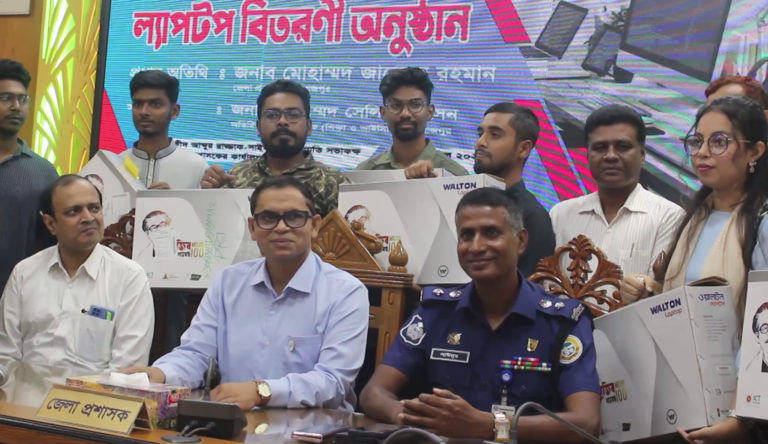 প্রধানমন্ত্রীর উপহার ল্যাপটপ পেলেন পিরোজপুরের ১২ ফ্রিল্যান্সার