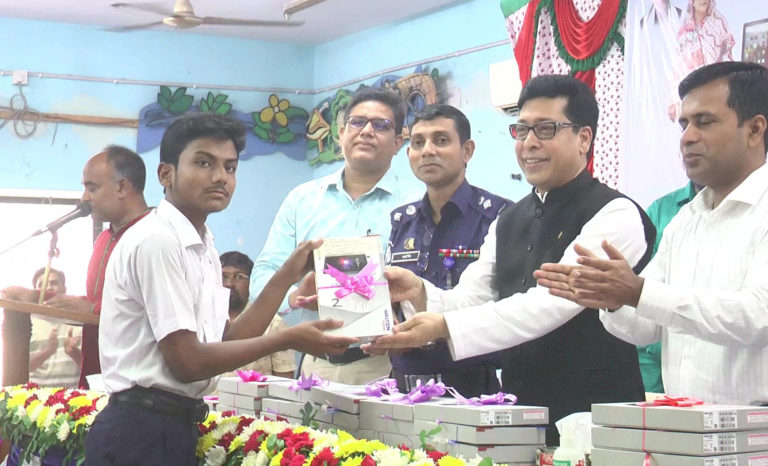 মেহেরপুরে কৃতি শিক্ষাথীদের মাঝে ট্যাব বিতরণ