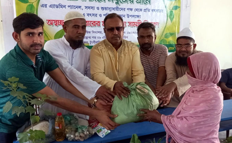 অস্বচ্ছল পরিবারের মাঝে খাদ্য সামগ্রী বিতরণ