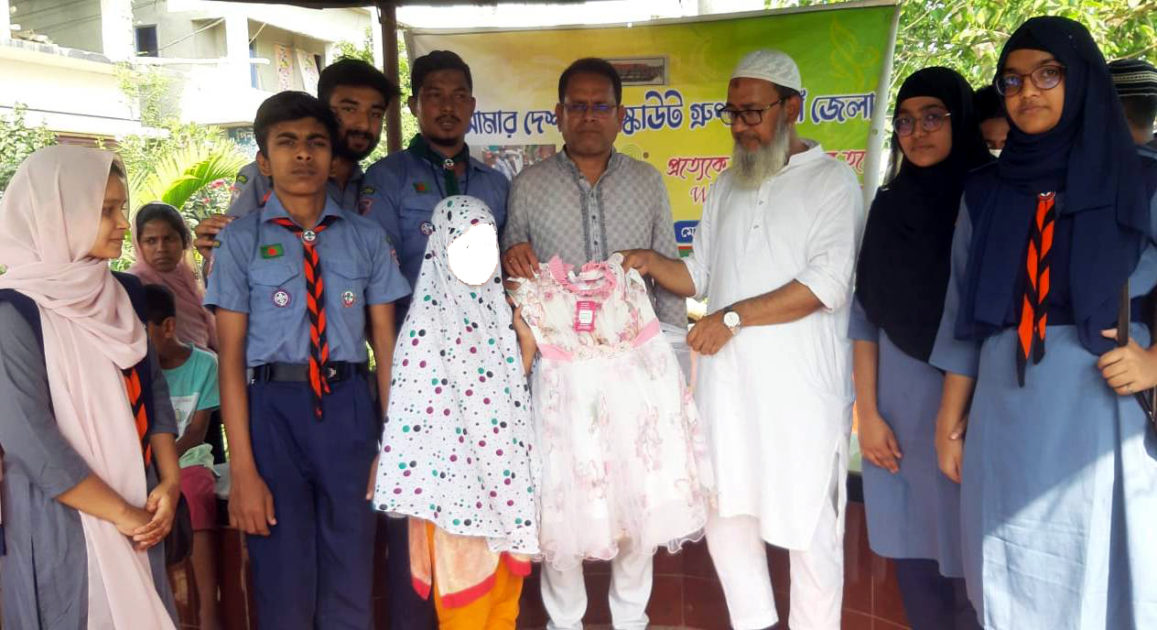 নওগাঁয় শিশুদের মাঝে রোভারদের ঈদ উপহার বিতরণ