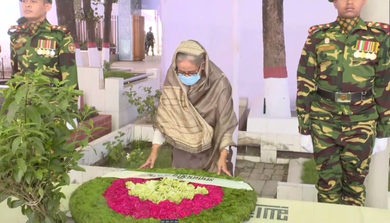 বনানী কবরস্থানে স্বজনদের শ্রদ্ধা প্রধানমন্ত্রীর