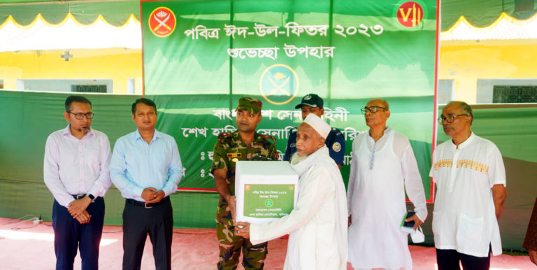 পিরোজপুরে সেনাবাহিনীর ঈদ উপহার পেল ৪৫০ মানুষ