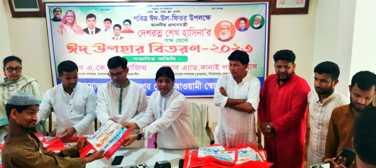 পিরোজপুরে প্রধানমন্ত্রীর পক্ষে জেলা স্বেচ্ছাসেবকলীগের ঈদ উপহার বিতরণ