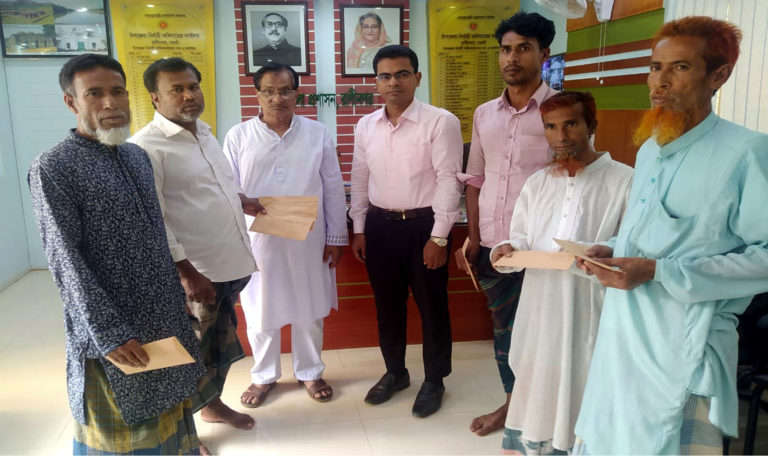 রাণীনগরে অগ্নিকান্ডে ক্ষতিগ্রস্তদের আর্থিক সহায়তা