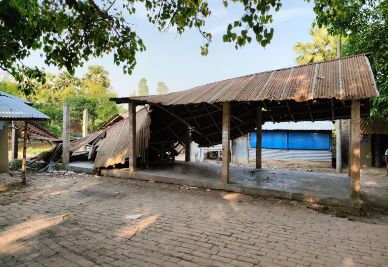 গুয়াতা হাটের ভেঙ্গে যাওয়া শেড মেরামত না করায় চরম দুর্ভোগ