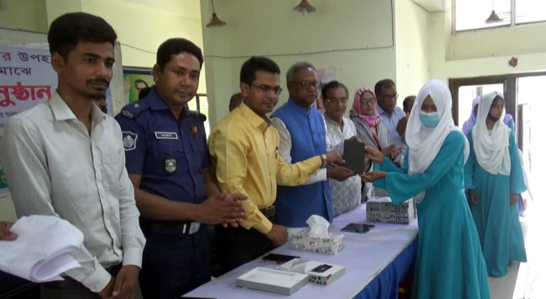 নওগাঁয় মেধাবী শিক্ষার্থীদের ট্যাব বিতরণ