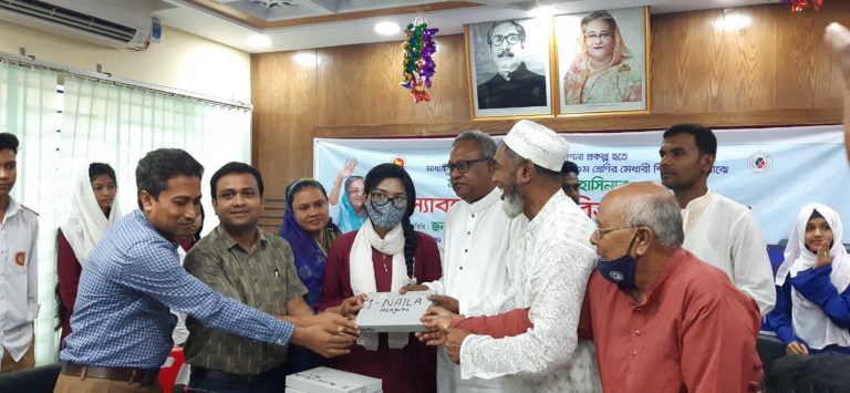 আত্রাইয়ে মেধাবী শিক্ষার্থীদের মাঝে প্রধানমন্ত্রীর উপহার ট্যাব বিতরণ