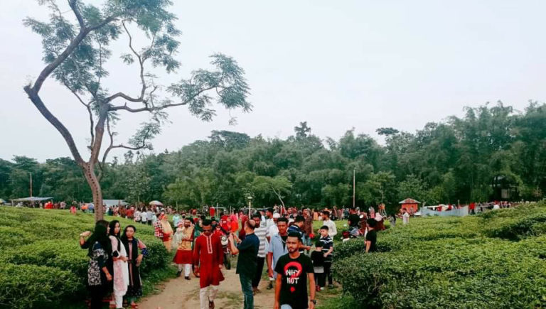 সিলেট নগরে নেই কোলাহল : সব ভিড় চা বাগানে