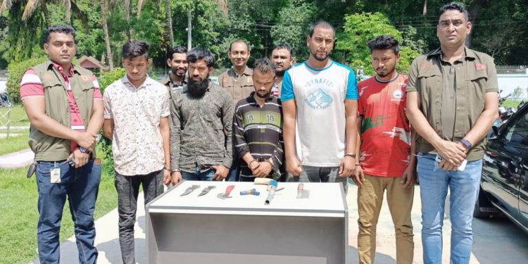 কুমিল্লায় অস্ত্র ও গুলিসহ ৫ ডাকাত গ্রেফতার