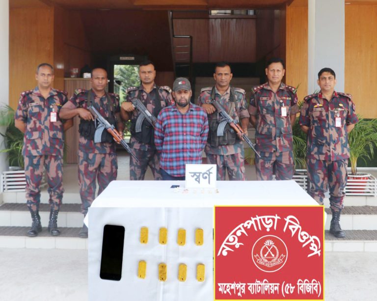 চুয়াডাঙ্গায় স্বর্ণেরবারসহ পাচারকারী আটক