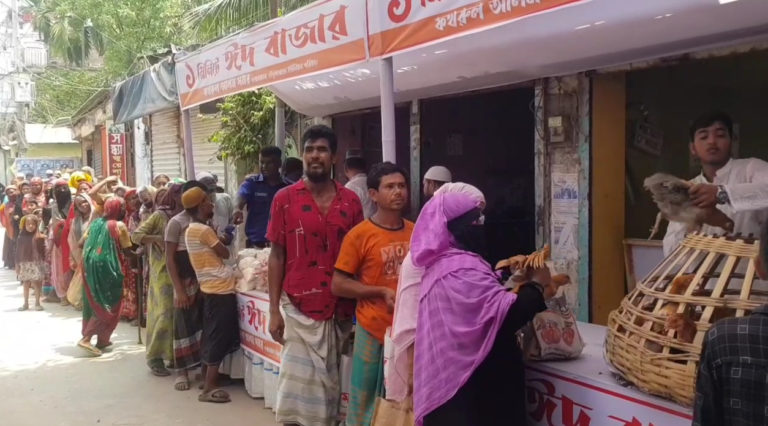 সাভারে দুস্থদের জন্য ‘এক মিনিটের ঈদ বাজার’