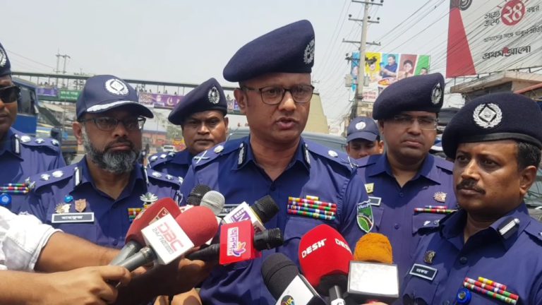 সড়কে শৃঙ্খলা রক্ষায় প্রস্তুত পুলিশ