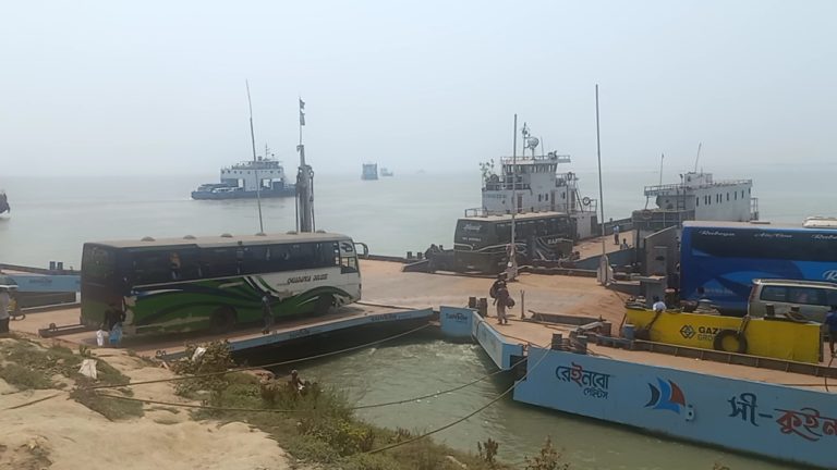ঈদযাত্রায় চাপ নেই পাটুরিয়ায়