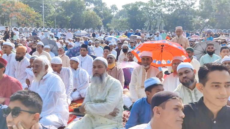 কুমিল্লায় ঈদুল ফিতরের জামাত অনুষ্ঠিত