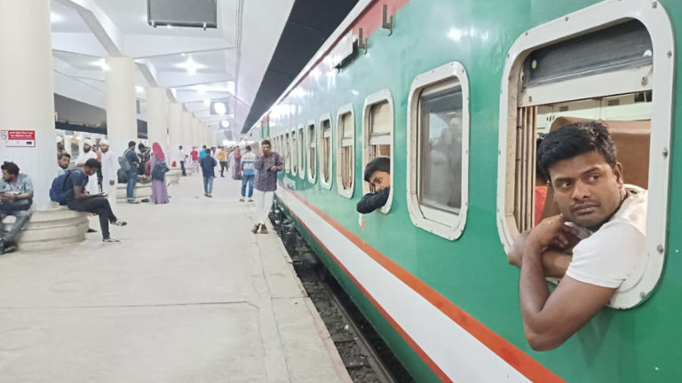 ঈদে নেই বিশেষ ট্রেন, বিপাকে উত্তরাঞ্চলের যাত্রীরা