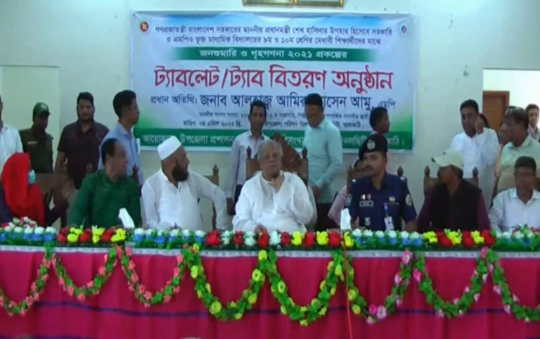 ঝালকাঠিতে শিক্ষার্থীদের মাঝে ট্যাব বিতরণ