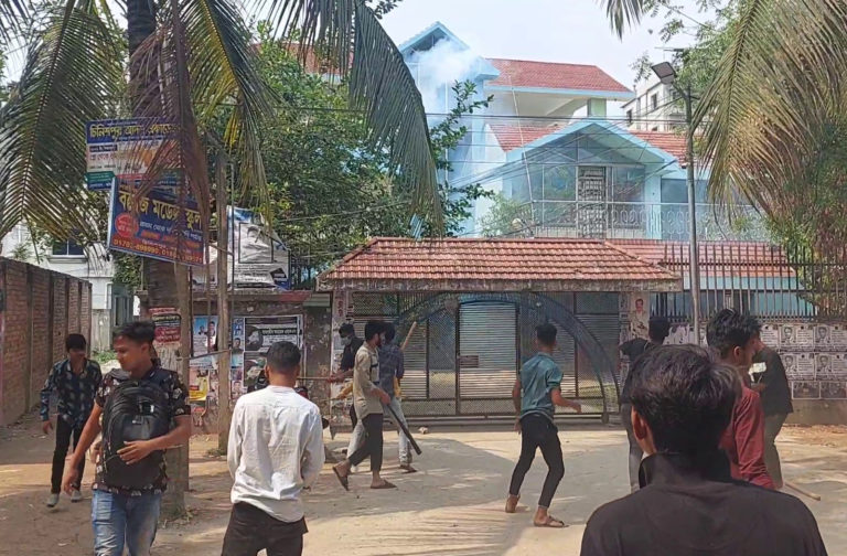 বিএনপির কার্যালয়ে বহিষ্কৃত ছাত্রদল নেতাকর্মীদের ককটেল হামলা