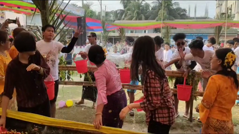 জলকেলিতে মাতোয়ারা রাখাইন কিশোর কিশোরীরা