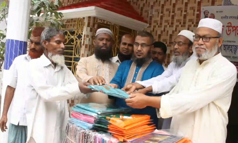 ঝালকাঠিতে অসহায় মানুষের মাঝে ঈদ উপহার বিতরণ