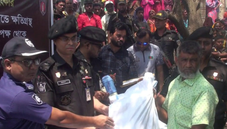 নাটোরে অগ্নিকান্ডে ক্ষতিগ্রস্তদের মাঝে র‌্যাবের খাদ্যসামগ্রী বিতরণ