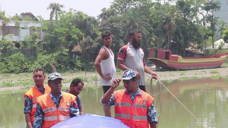 সেতু থেকে নদীতে পড়ে শিশু নিখোঁজ, উদ্ধার অভিযান চলছে