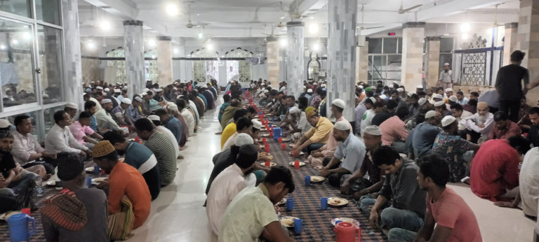 প্রতিদিন ছয় শতাধিক মানুষ ইফতার করেন যে মসজিদে