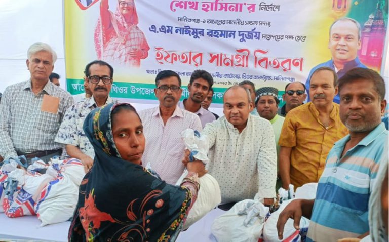 মানিকগঞ্জে ইফতার সামগ্রী বিতরণ