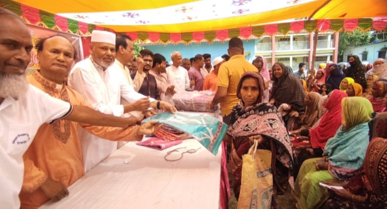 টাঙ্গাইলের দেলদুয়ারে ঈদ উপহার বিতরণ