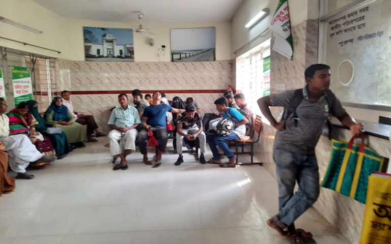নওগাঁয় গ্রহীতাদের কাছে পাসপোর্ট পৌছে দিতে ব্যতিক্রমী উদ্যোগ