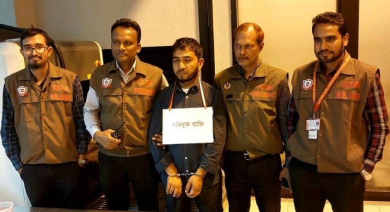 শাহ আমানত বিমানবন্দর থেকে তিন কেজি ওজনের স্বর্ণবারসহ আটক এক