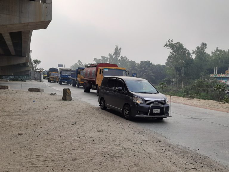 সিরাজগঞ্জের বঙ্গবন্ধু সেতুর মহাসড়কে যানবাহনের চাপ থাকলেও নেই যানযট