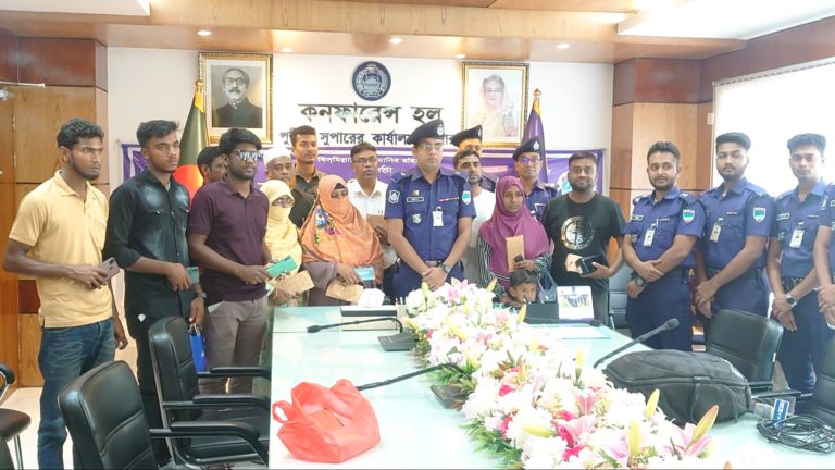 যশোরে হারিয়ে যাওয়া ৩৬টি মোবাইলসহ খোয়া যাওয়া লক্ষাধিক টাকা উদ্ধার
